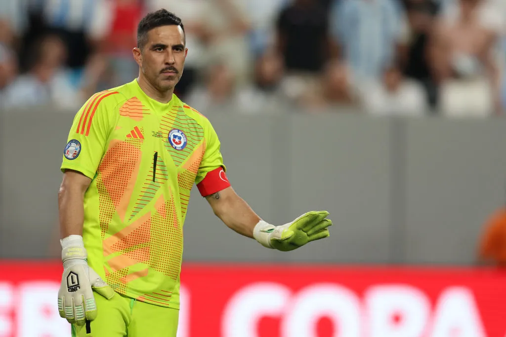 Claudio Bravo es el único chileno al que sigue Vozinha en Instagram. (Foto: Rob Carr/Getty Images)