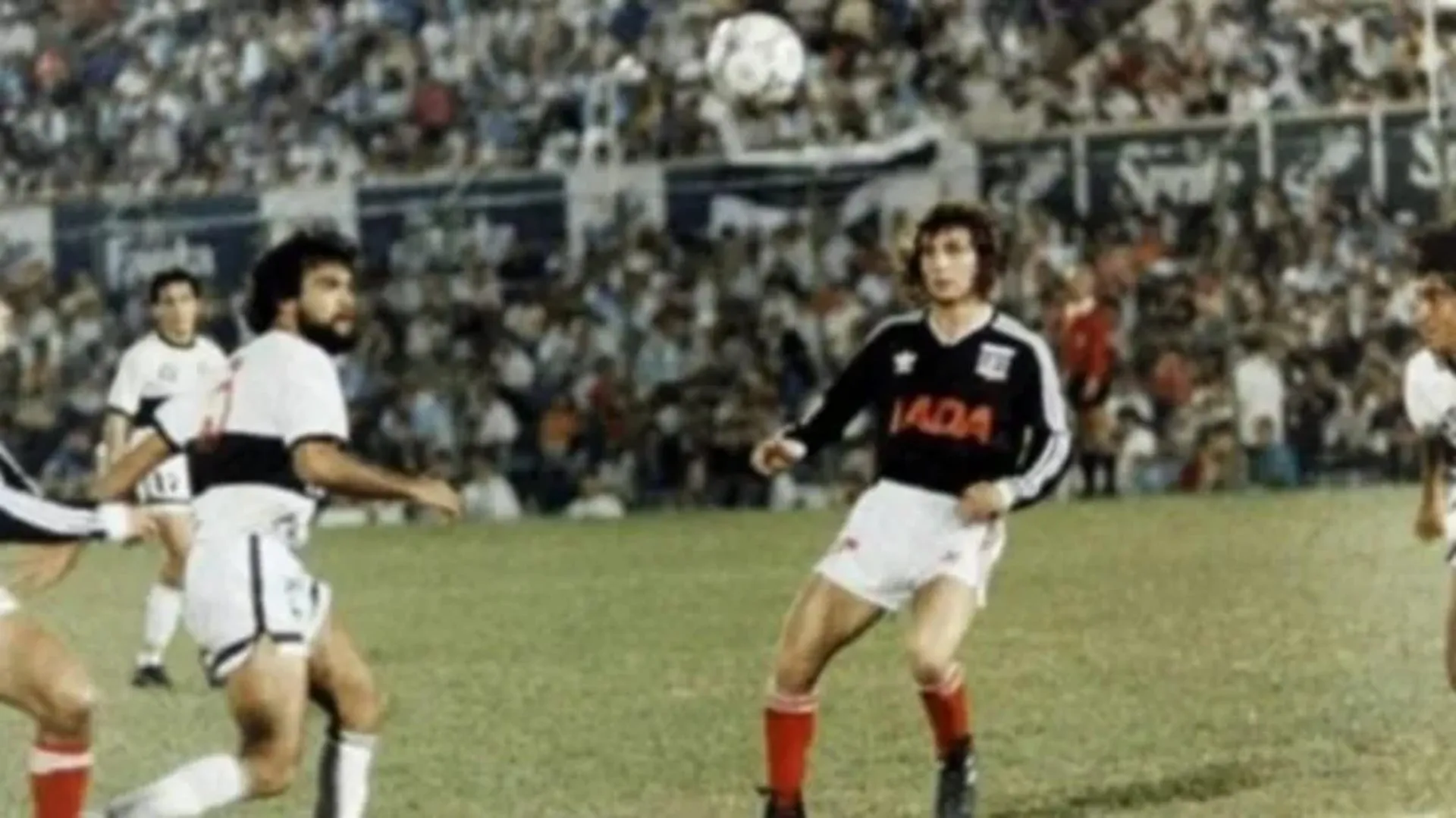 El uniforme de Colo Colo en su visita a Olimpia en 1991.