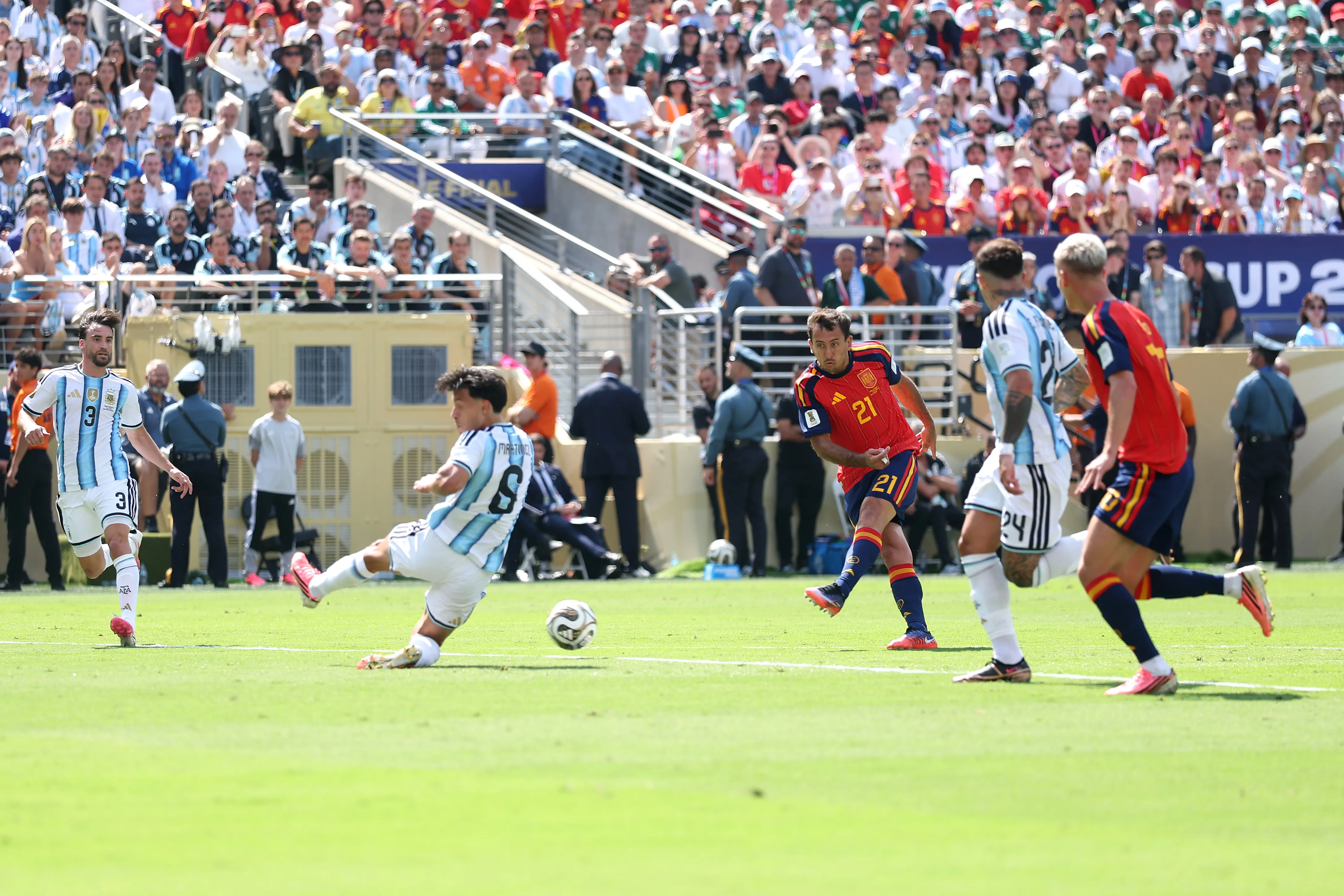Lisandro Martínez abandonó la cancha en plena final