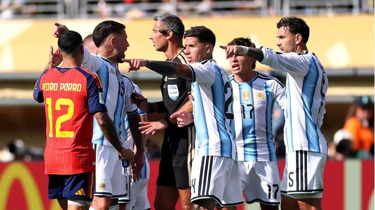 Argentina terminó jugando la final con 10 elementos (Photo by Carl Recine/Getty Images)
