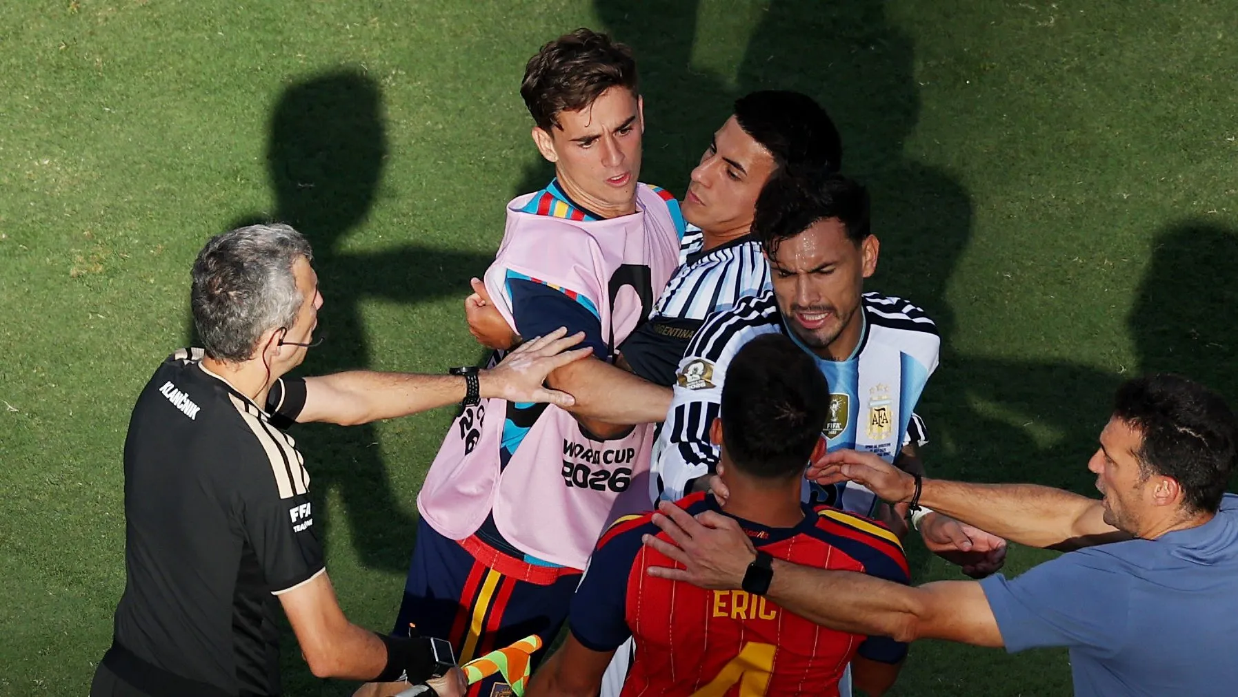 Leandro Paredes se descontroló tras la caída. (Photo by Al Bello/Getty Images)
