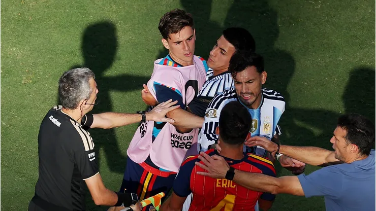Leandro Paredes se descontroló tras la caída. (Photo by Al Bello/Getty Images)