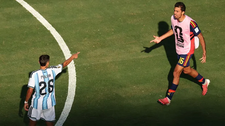 Fuerte cruce entre argentinos y españoles.