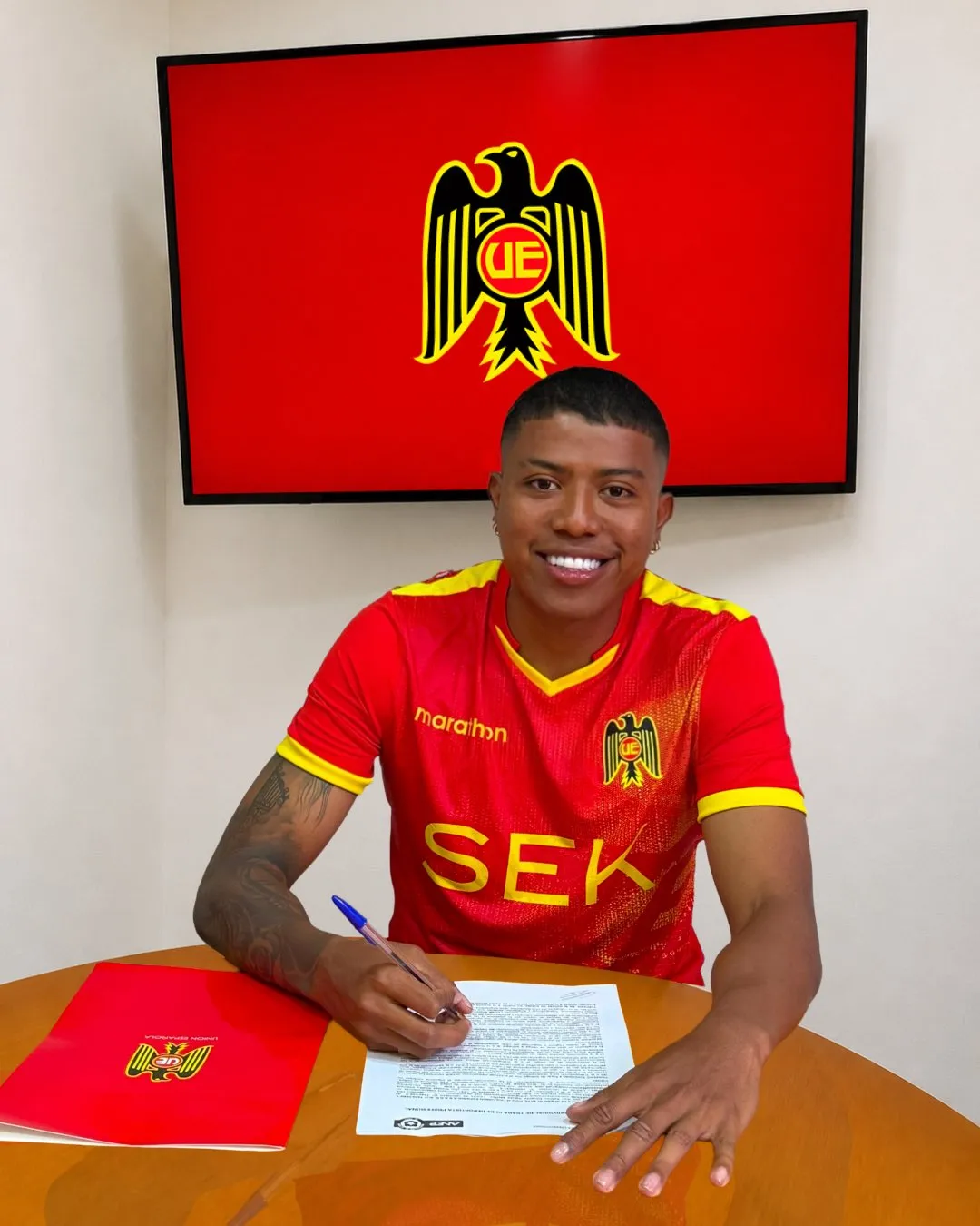 Nicolás Anelka Valencia firmó su contrato con Unión Española. (Foto: @UEoficial)