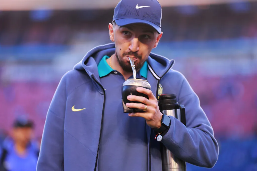 Diego Valdés se acerca al Estadio Monumental. | Foto: Getty Images