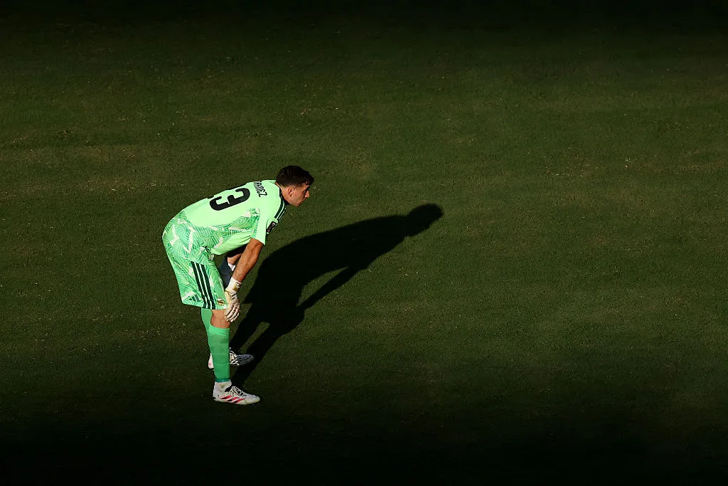 Dibu Martínez contempla el retiro de la Selección Argentina. | Foto: Getty Images