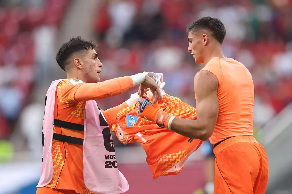 Santiago Mele junto a Sergio Rochet en el Mundial 2026. (Foto: Carl Recine/Getty Images)