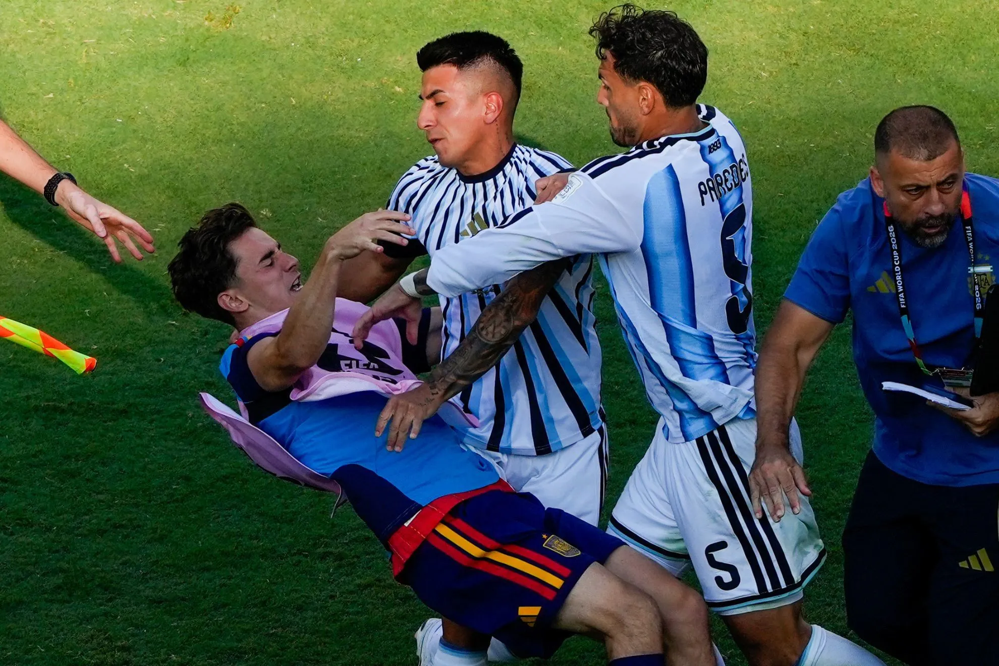Leandro Paredes en la pelea con Gavi | FOTO Al Bello/Getty Images