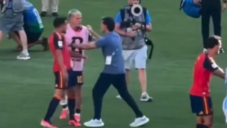 Ayala niega haber golpeado a Dani Olmo.