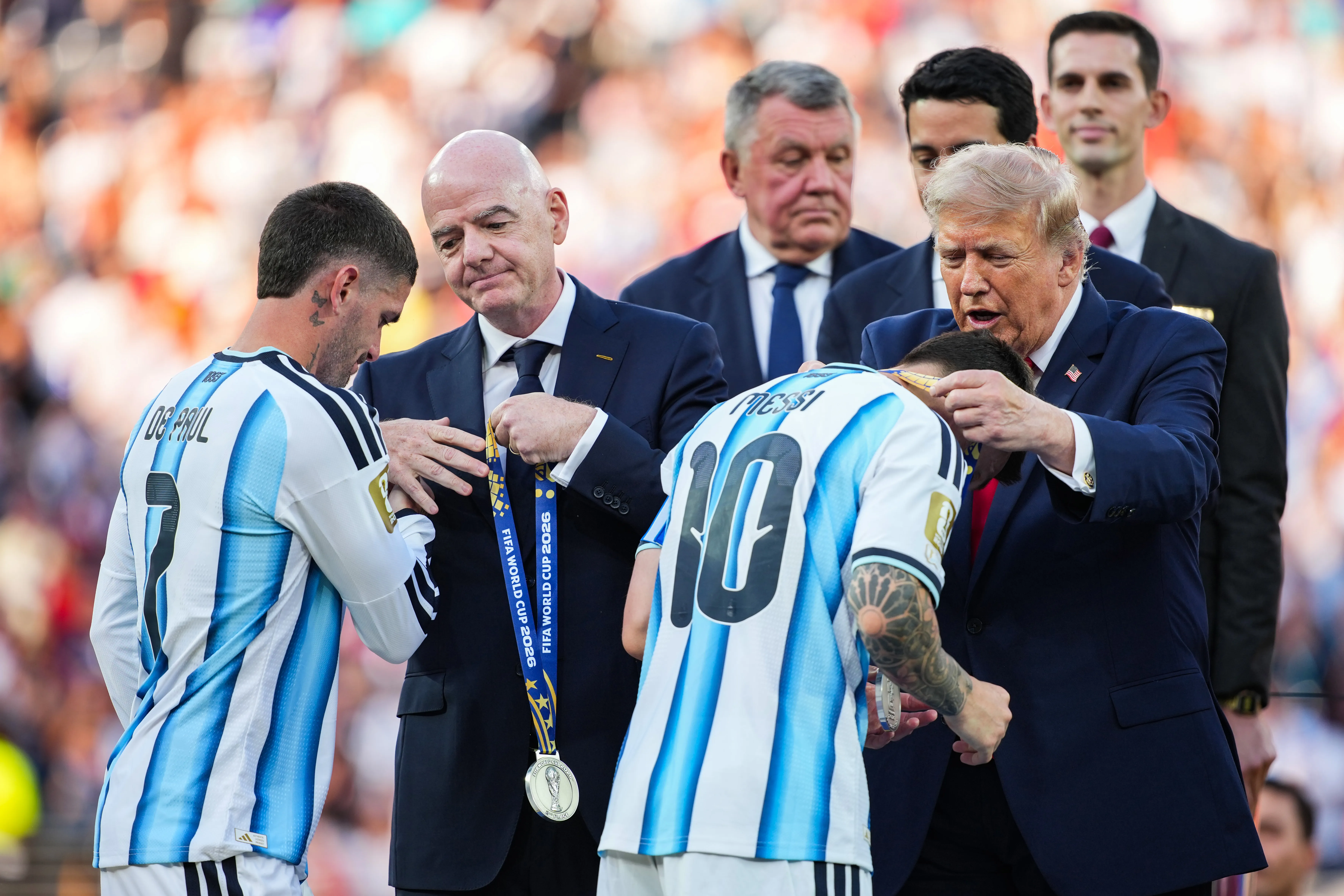 Rodrigo de Paul y Lionel Messi recibiendo las medallas del segundo lugar | FOTO: Andrew Harnik/Getty Images