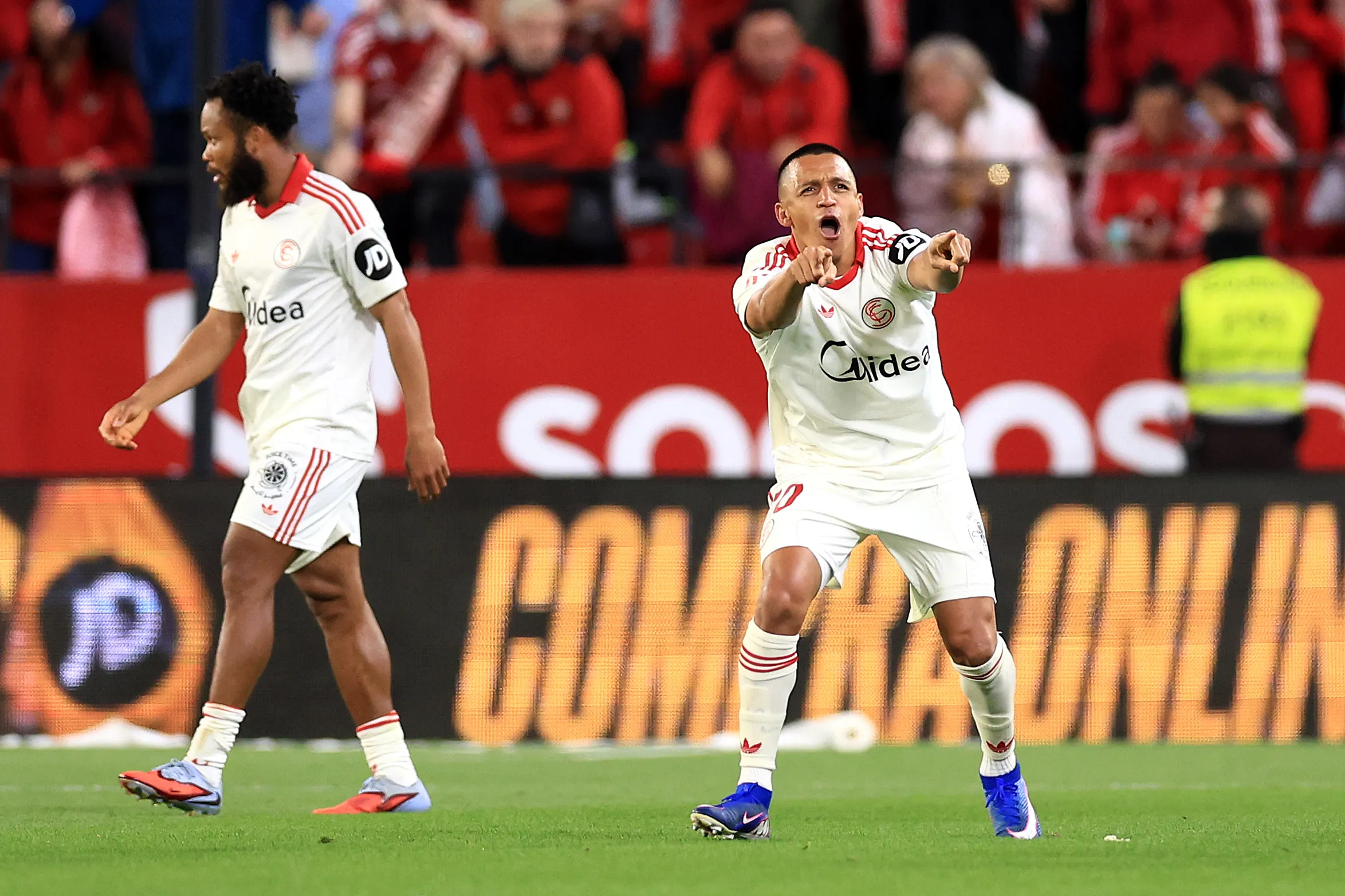 Por mientras, Alexis Sánchez disfruta de sus vacaciones junto a su polola y su hija | FOTO: Fran Santiago/Getty Images