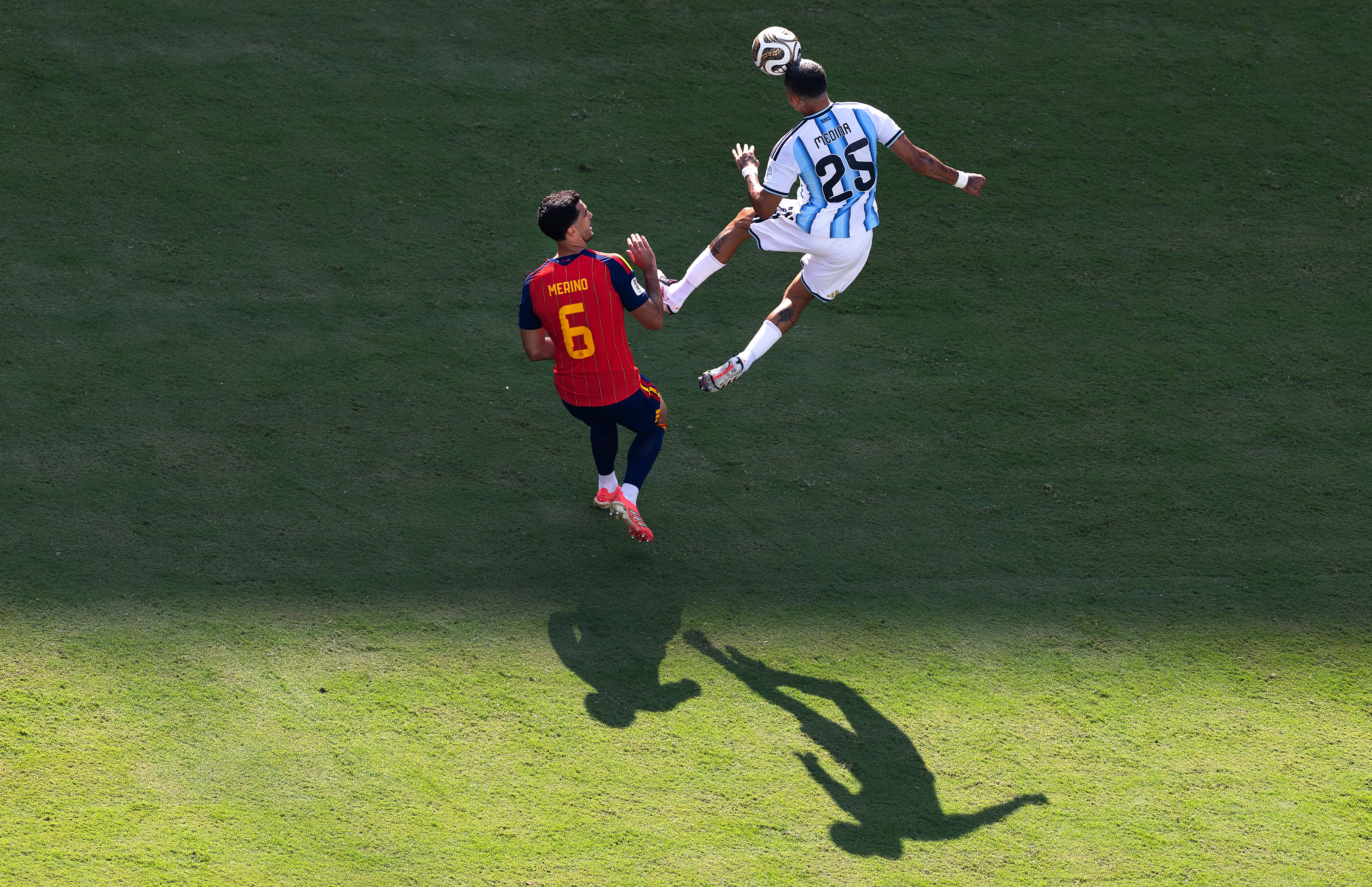 Facundo Medina junto a Mikel Merino en la final | FOTO: Al Bello/Getty Images