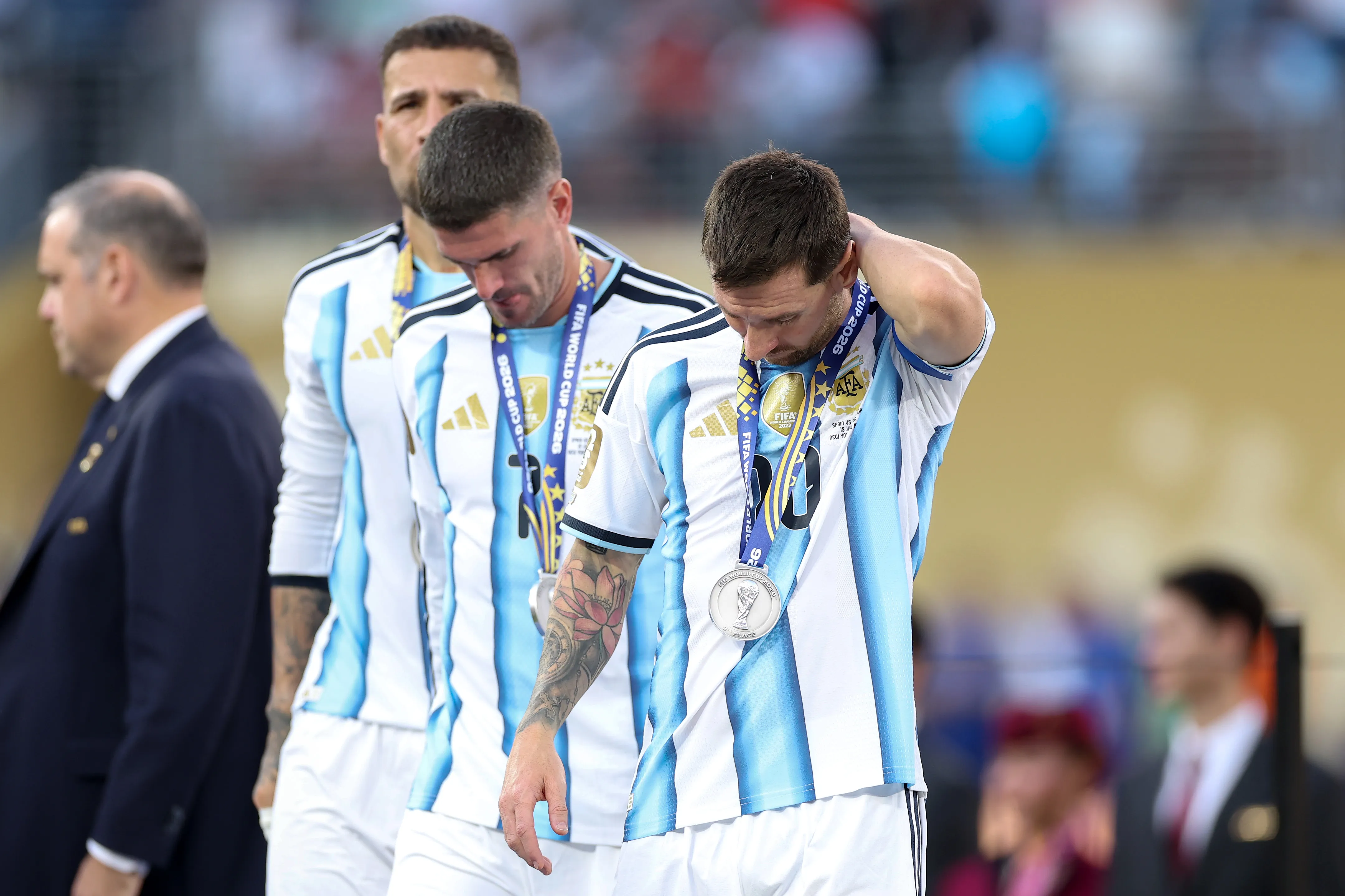 Los jugadores argentinos cabizbajos tras perder la final | FOTO: Dan Mullan/Getty Images
