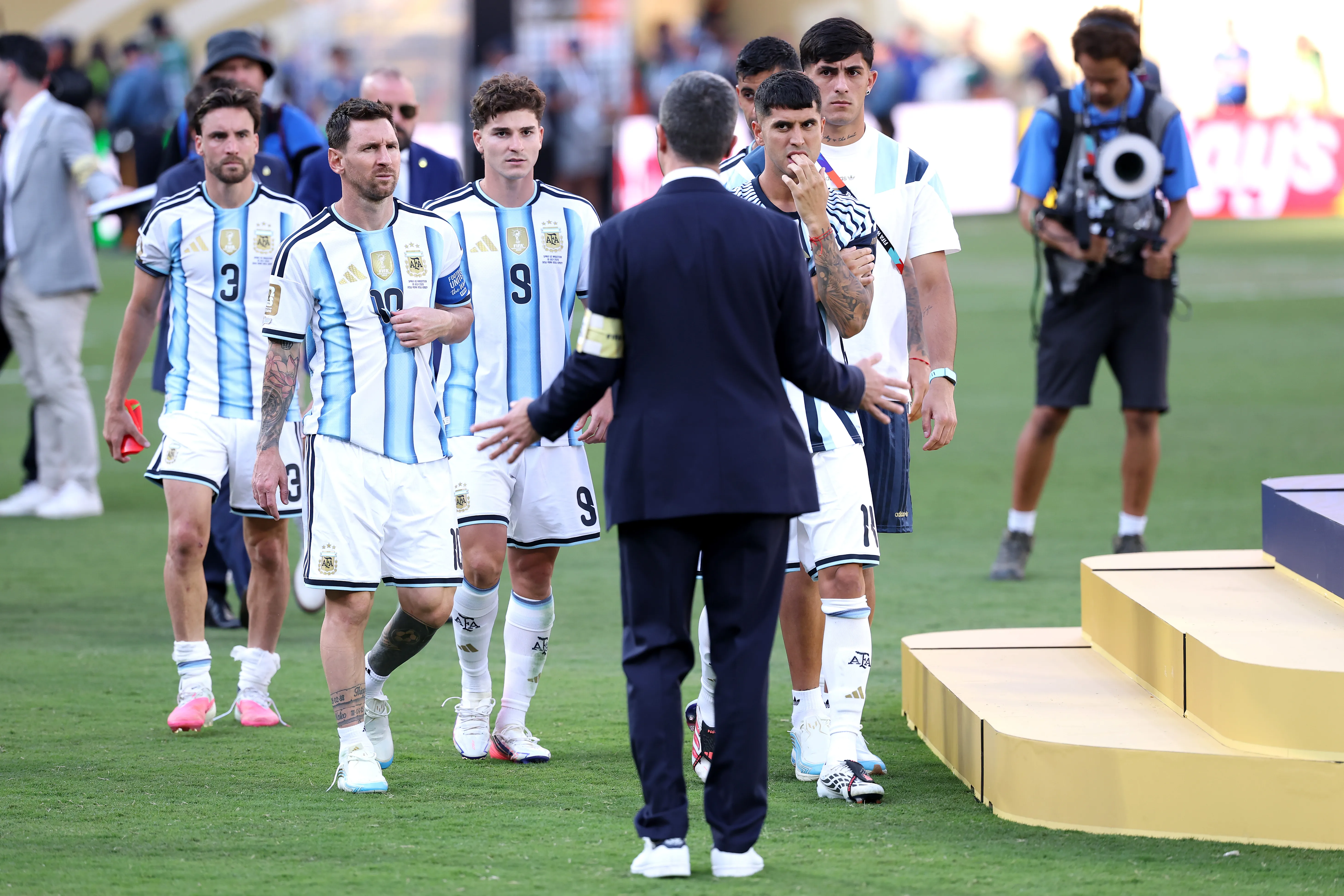 Los jugadores de Argentina subiendo a recibir la medalla del segundo lugar | FOTO: Carl Recine/Getty Images
