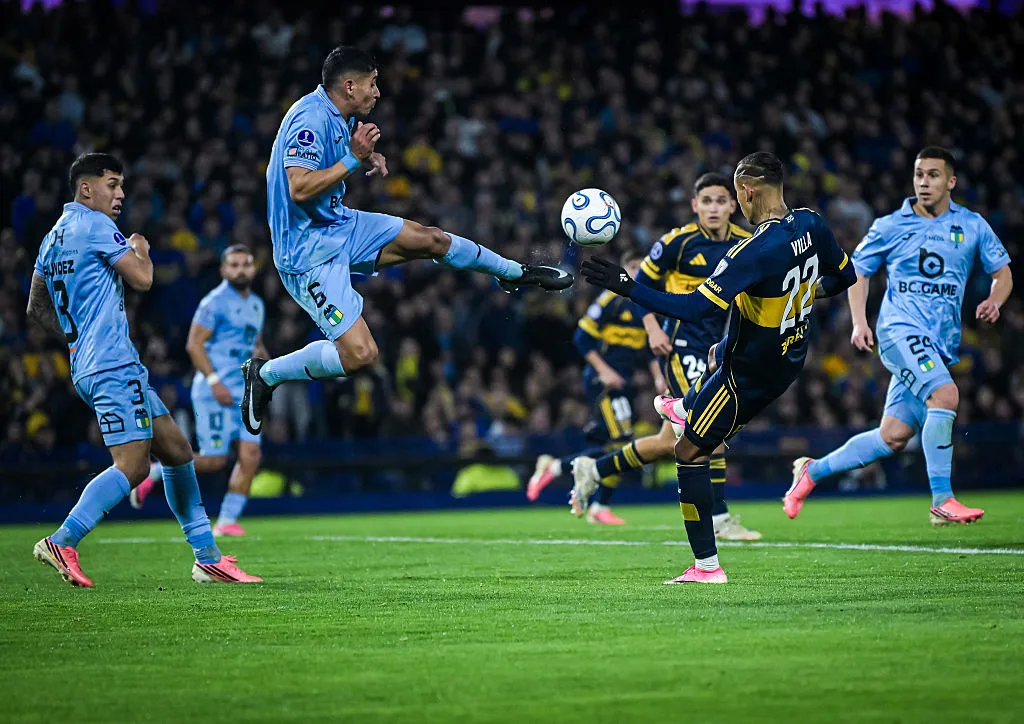 BUENOS AIRES, ARGENTINA – JULY 23: Luis Pavel Muñoz of CD O’Higgins competes for the ball with Sebastian Villa of Boca Juniors during the Copa CONMEBOL Sudamericana 2026 Play-off first leg match between Boca Juniors and O’Higgins at Estadio Alberto J. Armando on July 23, 2026 in Buenos Aires, Argentina. (Photo by Marcelo Endelli/Getty Images)