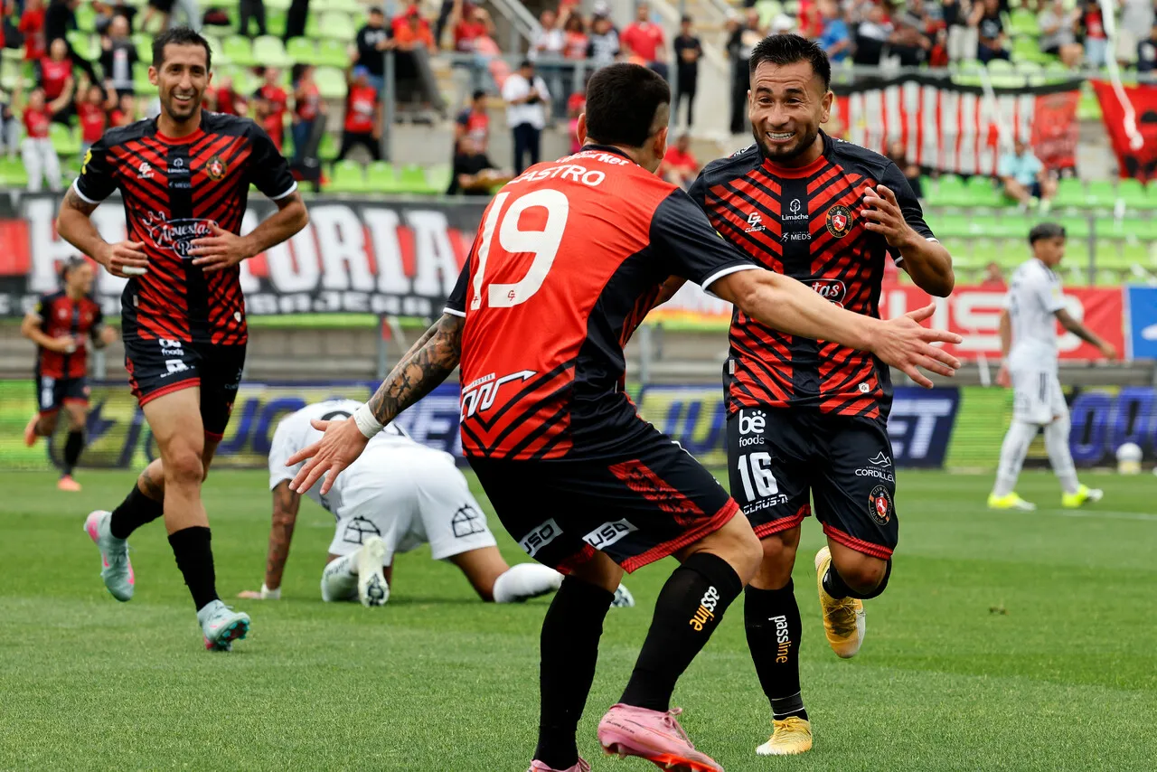 Limache aplastó a Colo Colo en la primera rueda (Photosport).