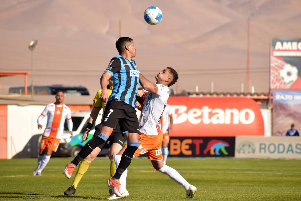 Huachipato y Cobresal se ven las caras en el CAP de Talcahuano (Photosport).