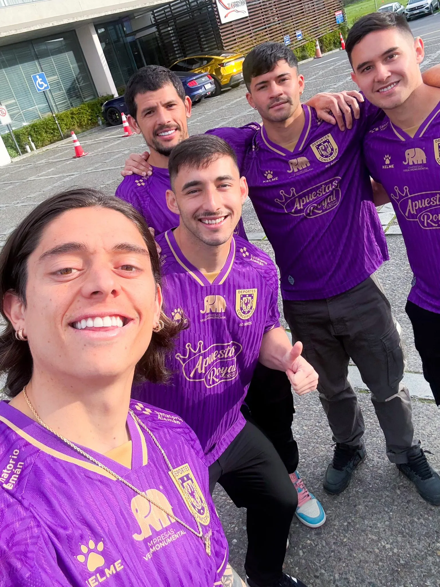 Joaquín Montecinos junto a los refuerzos de Deportes Concepción. (Foto: @elconce_cl)