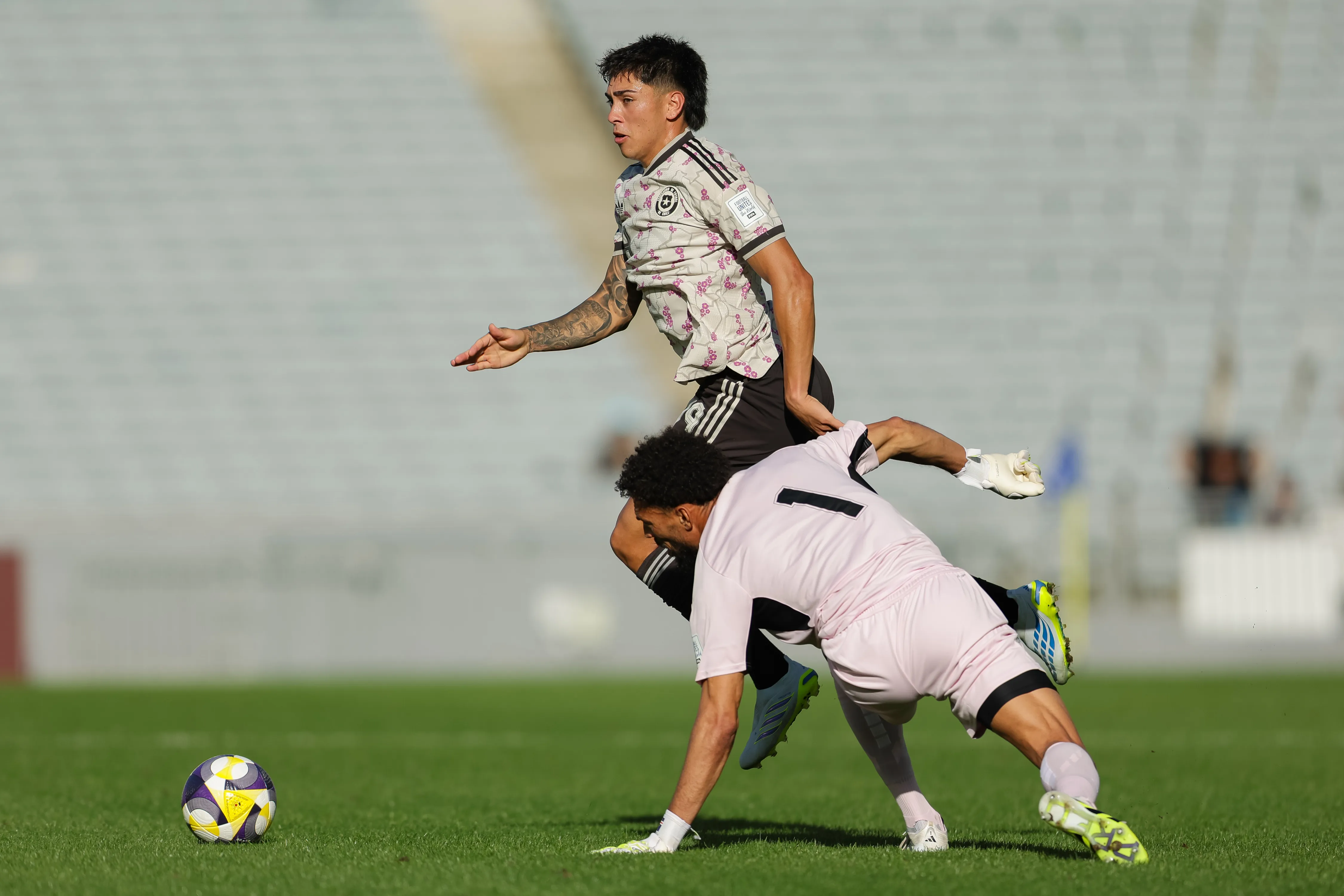 Vozinha cometió un grosero error ante Maxi Gutiérrez. (Foto: Joshua Devenie / www.photosport.nz)