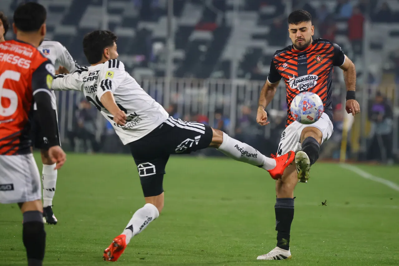 Jeyson Rojas colma la paciencia de la hinchada alba.