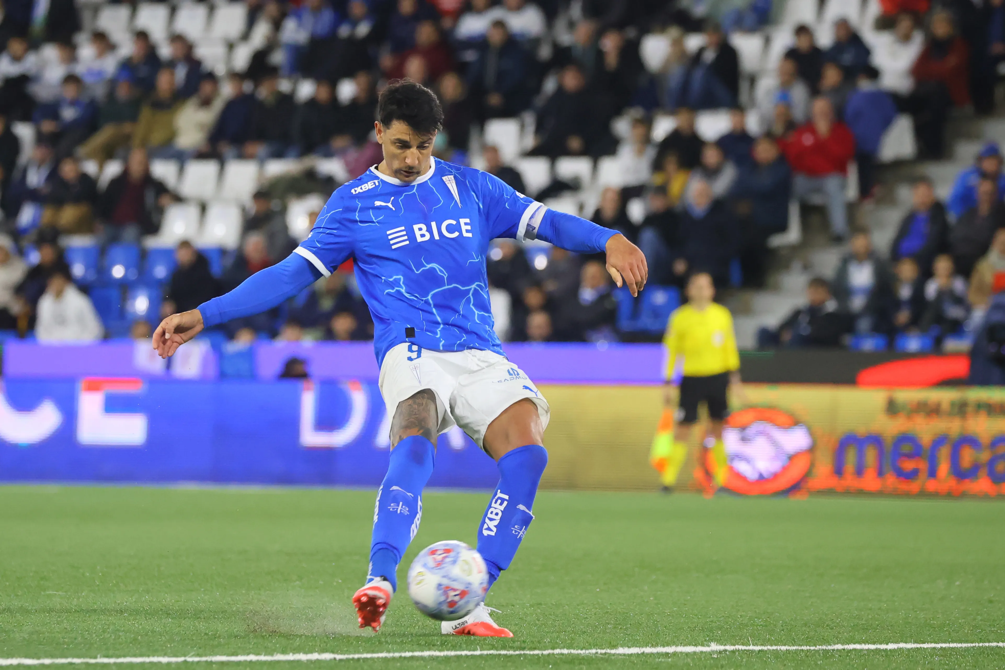 Fernando Zampedri volvió a ser el salvador de U. Católica. (Foto: Jonnathan Oyarzún/Photosport)