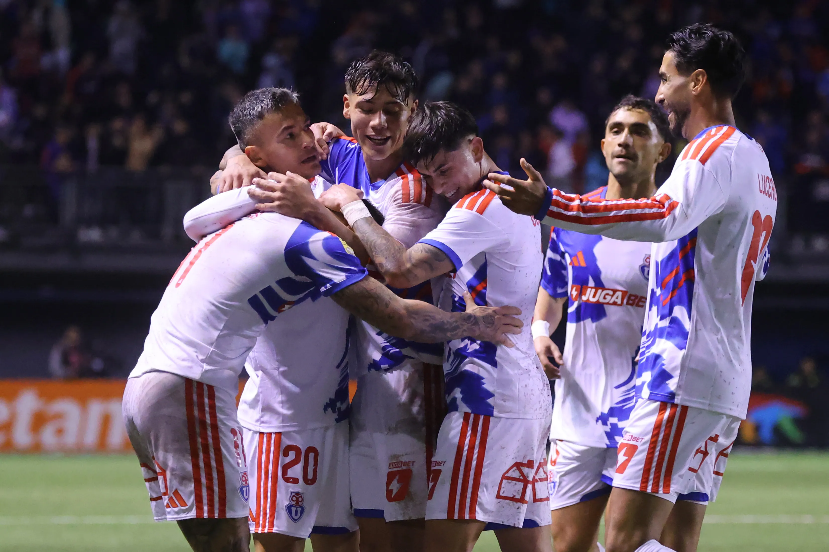 La U venció a Audax Italiano con partidazo de Eduardo Vargas.