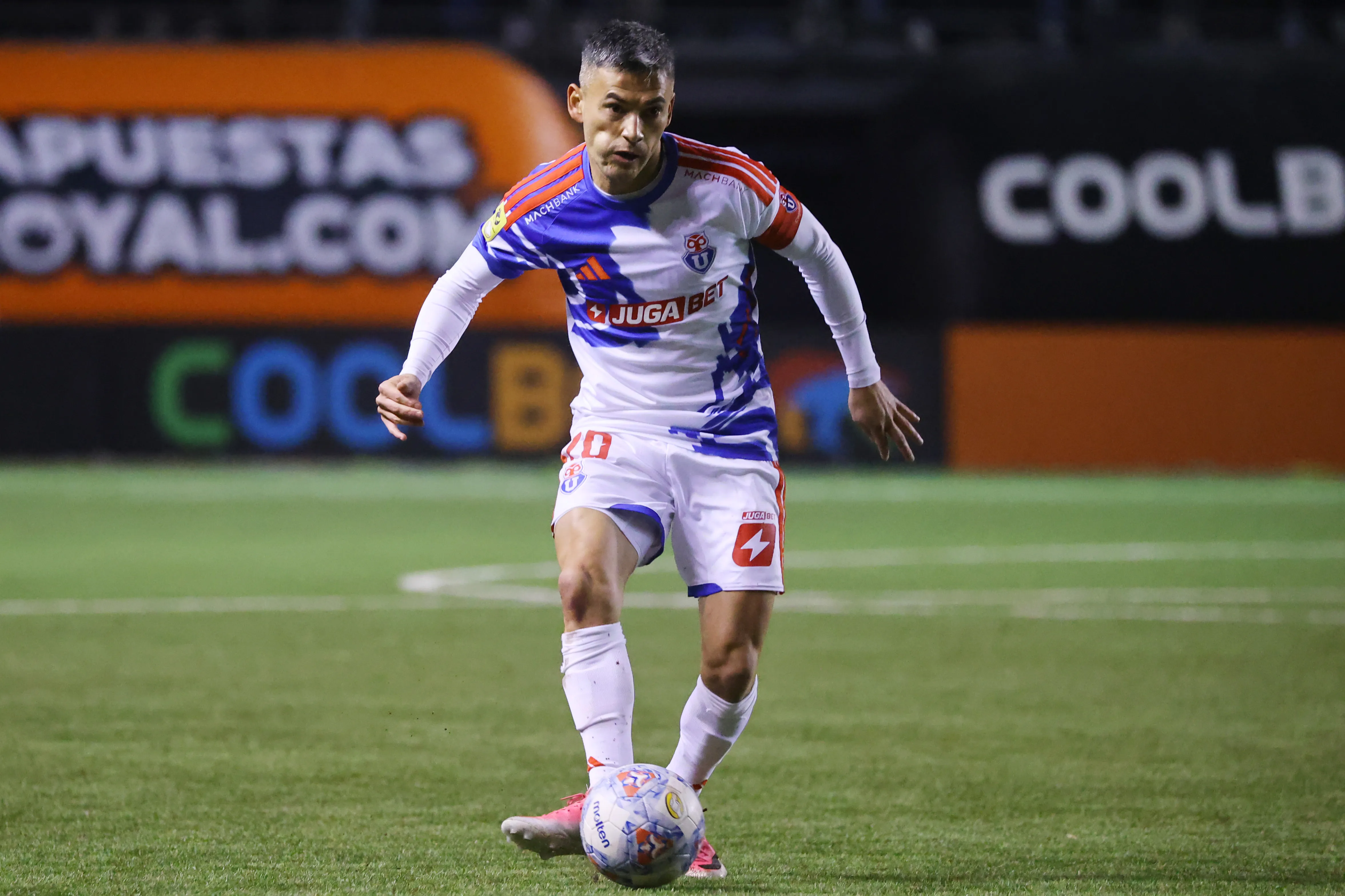 Charles Aránguiz volvió a las canchas en Universidad de Chile. (Imagen: Photosport)