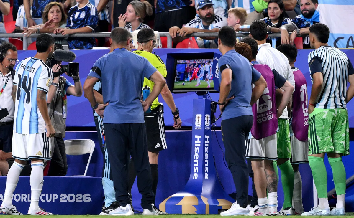 POLÉMICA TOTAL: La IFAB reconoce un error arbitral que favoreció a ...