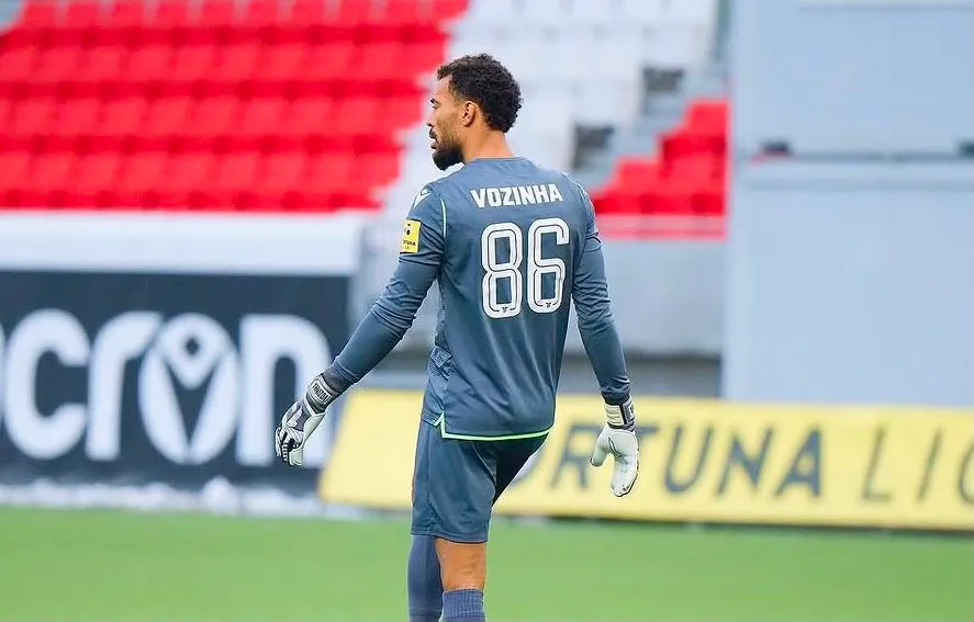 Vozinha usando la camiseta número ’86’. (Foto: Instagram)