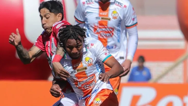 Cobresal y Unión La Calera disputaron un duelo clave