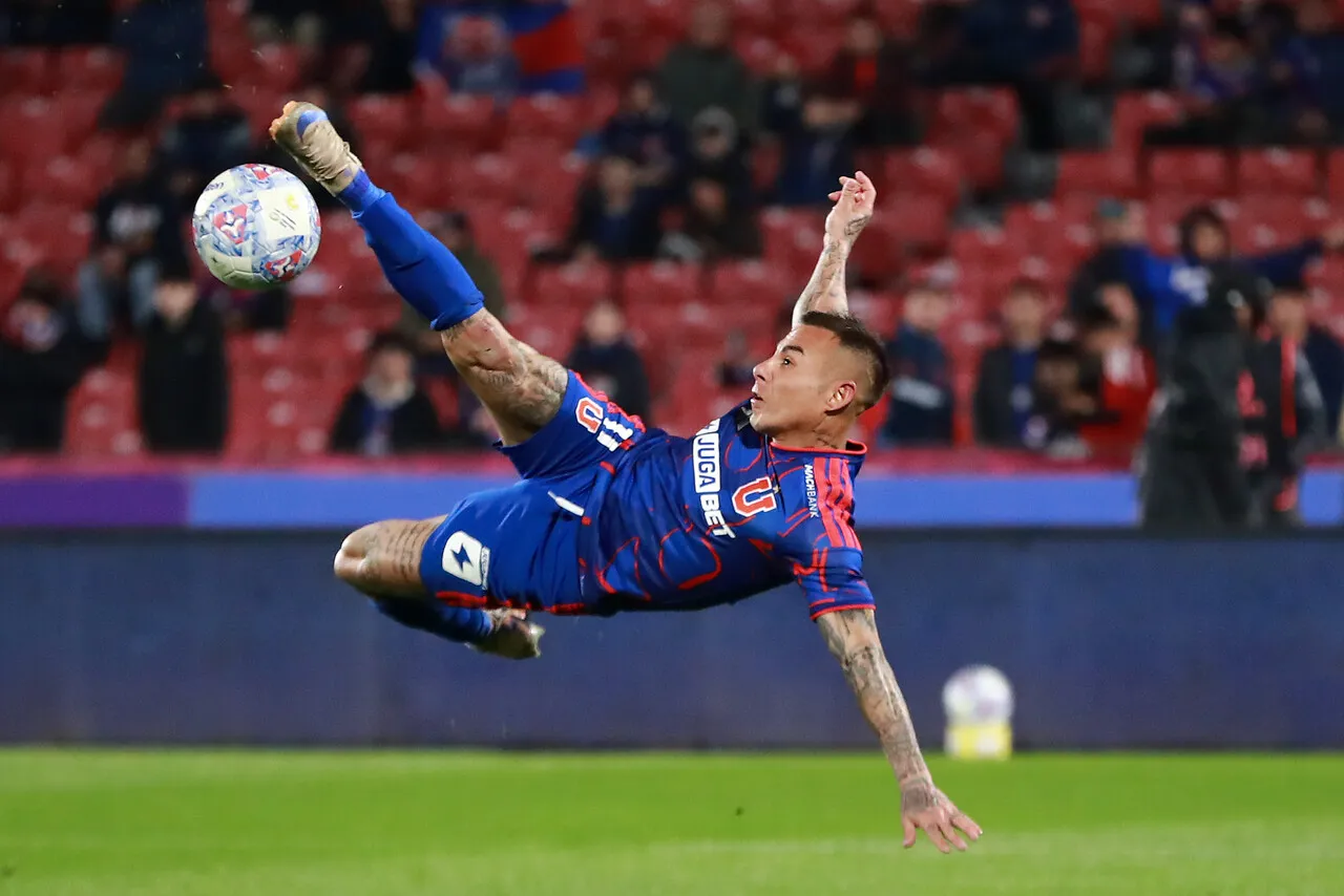 El golazo de tijera de Eduardo Vargas para el 1-0 de la U (Photosport).