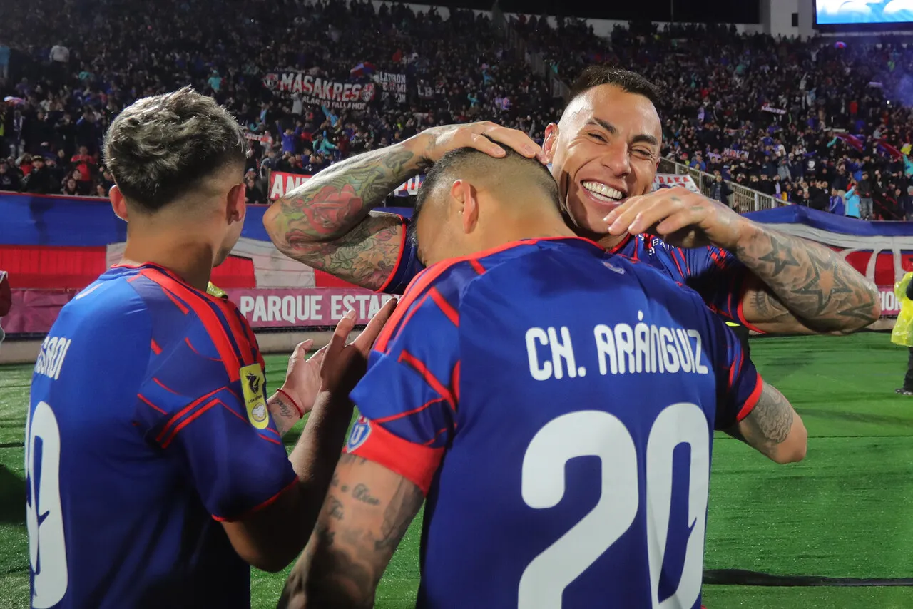 Assadi festejando junto a Eduardo Vargas y Charles Aránguiz en la U (Photosport).