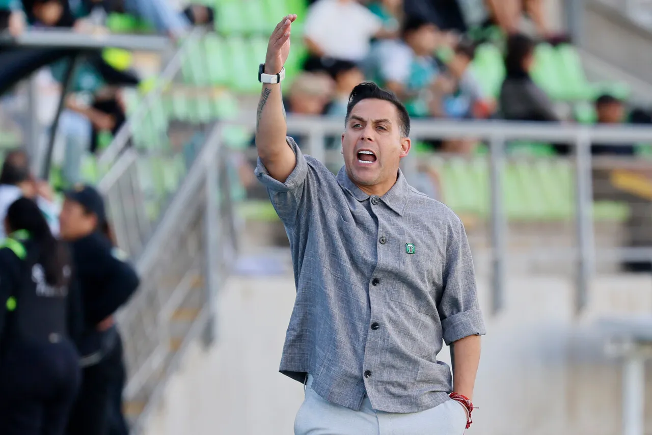 Arturo Sanhueza buscará volver a los triunfos en Primera B (Photosport).