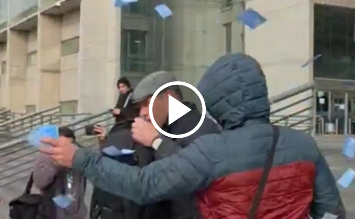 VIDEO | Hinchas de Universidad de Chile encaran a Michael Clark: “La U no tiene precio”