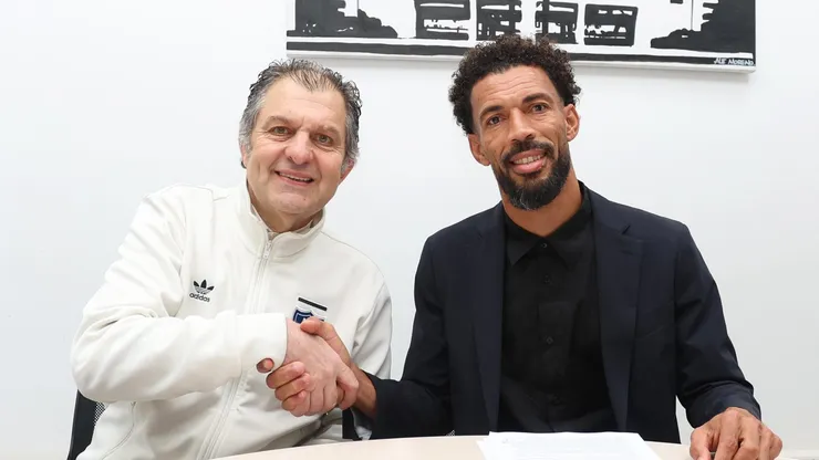 Vozinha junto a Aníbal Mosa tras firmar el contrato. (Foto: Colo Colo)