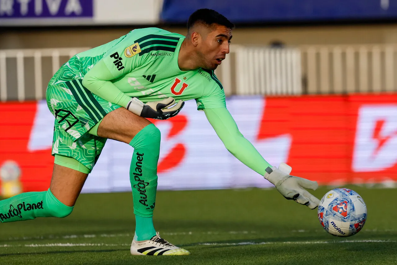 Castellón es protegido por De Tezanos | Foto: Photosport