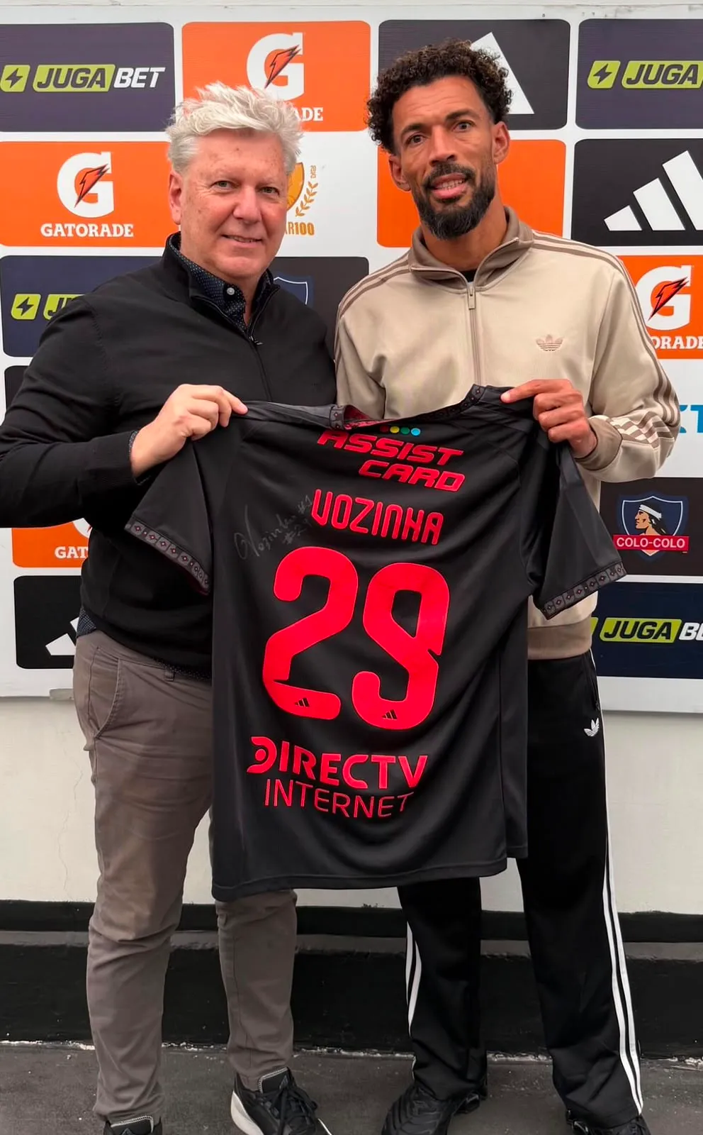 Luciano Duthu junto a Vozinha tras su presentación en Colo Colo. (Foto: Instagram)