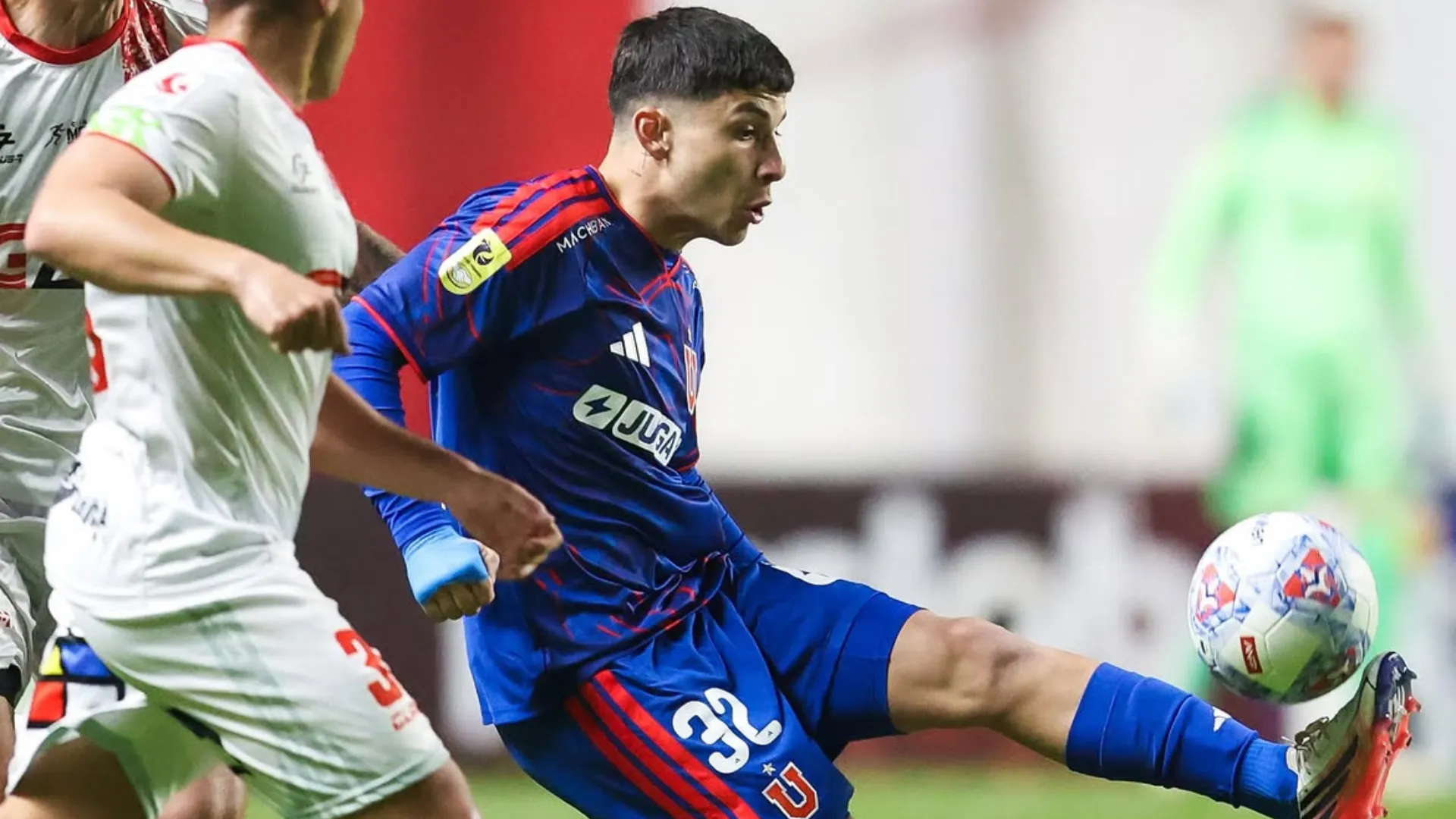 Gonzalo Reyna llama la atención de Héctor Hoffens. (Foto: Club Universidad de Chile)