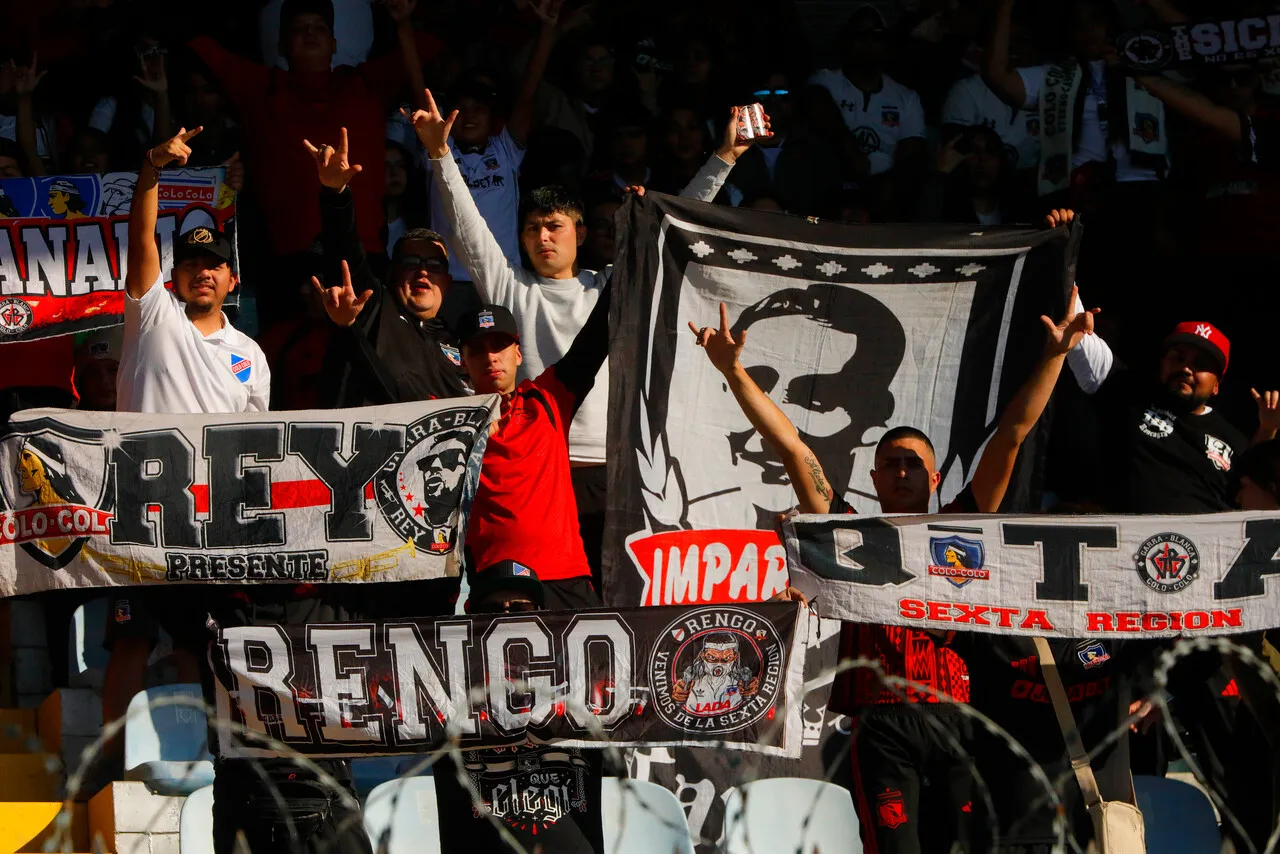 Los hinchas de Colo Colo podrían ingresar elementos de animación al Superclásico (Photosport).