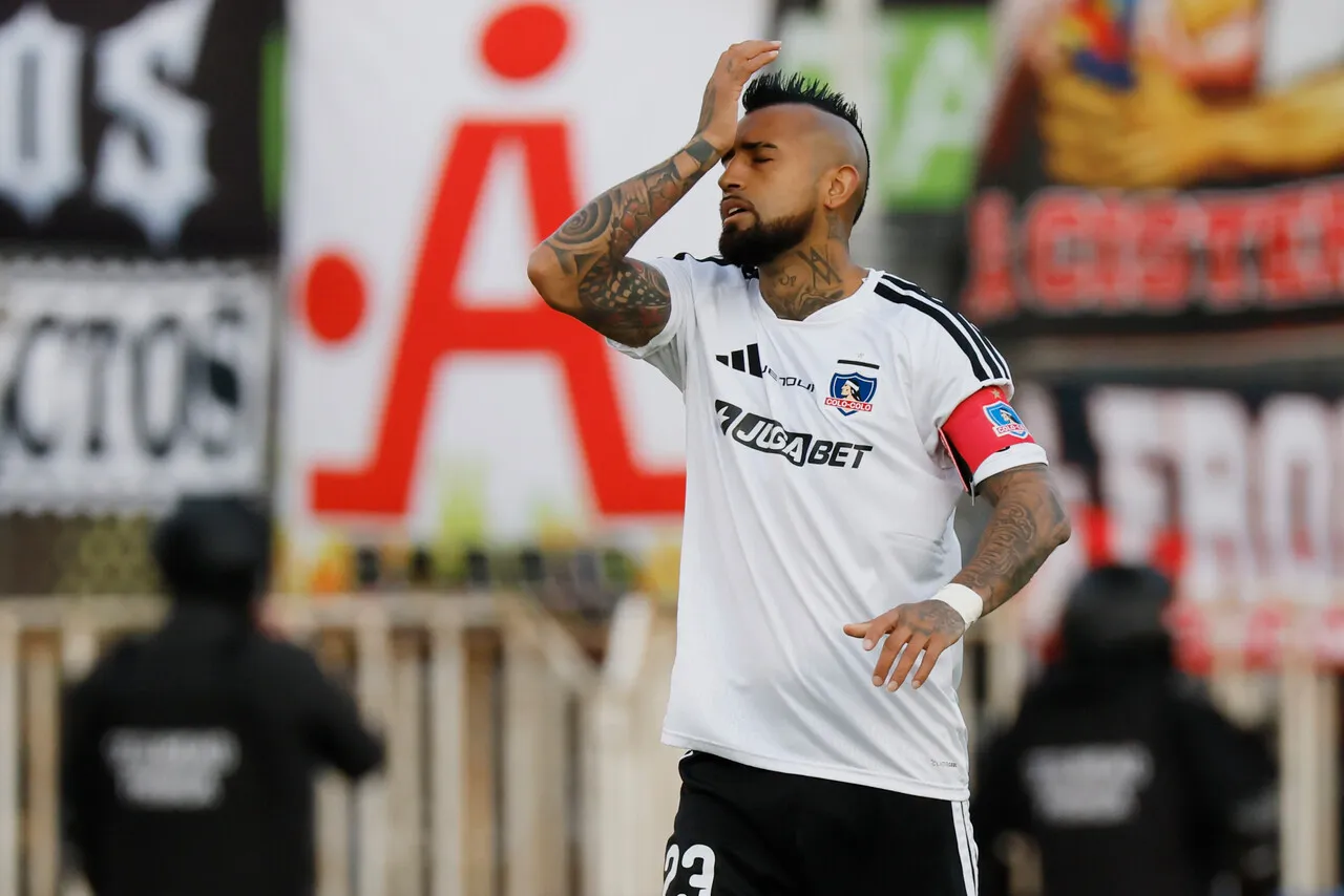 Arturo Vidal el más criticado en Colo Colo tras el primer tiempo ante U. La Calera (Photosport).