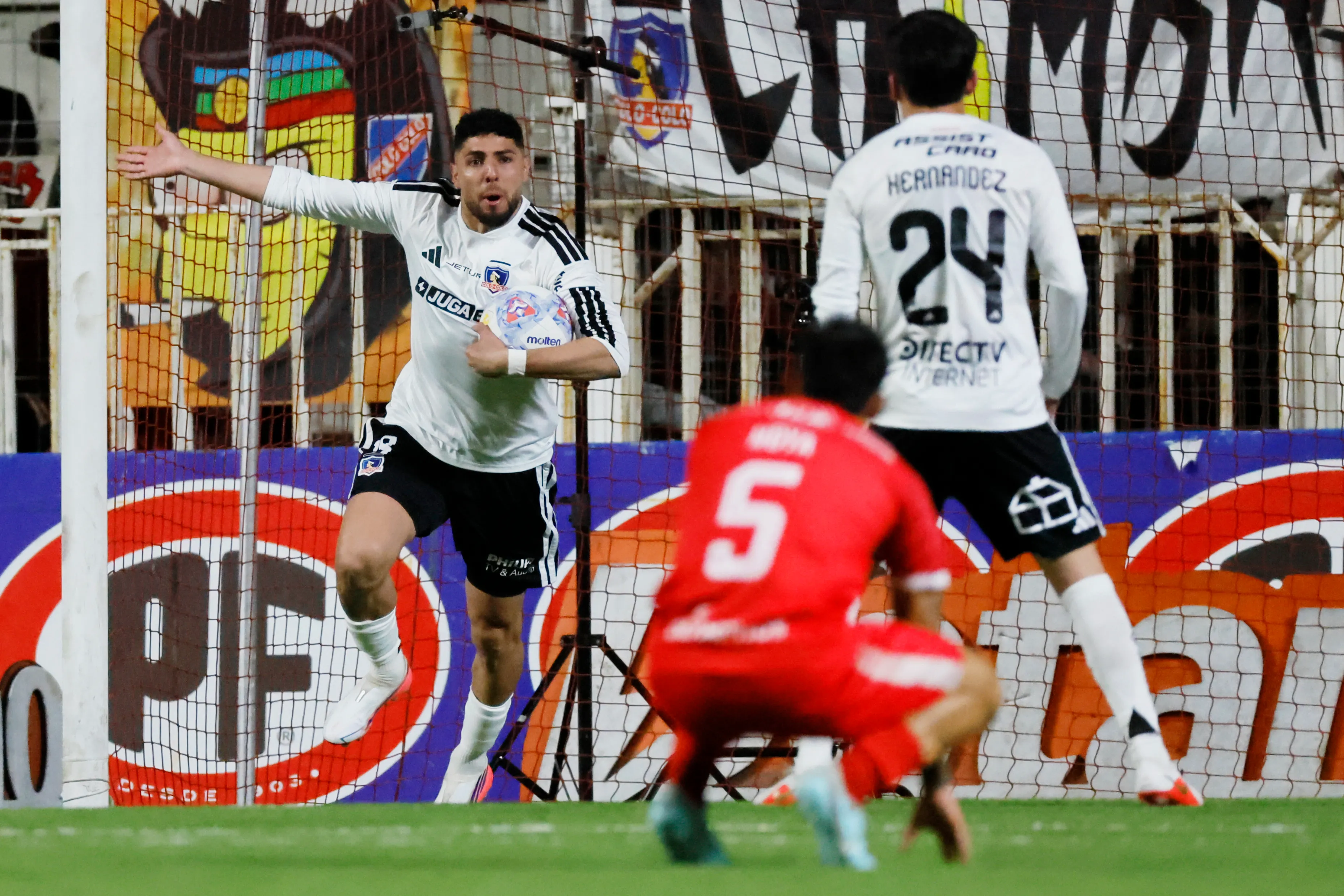 Maxi Romero y Leandro Hernández le dieron el triunfo a Colo Colo. (Foto: Andrés Pina/Photosport)