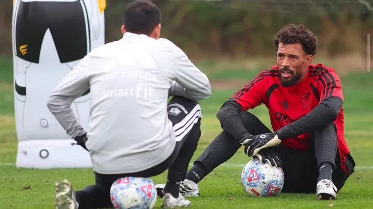 Vozinha no la tiene nada fácil en Colo Colo. (Foto: @colocolooficial)