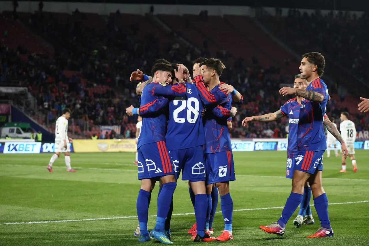 Con un golazo de Agustin Arce, la U abrió la cuenta ante Palestino (Photosport).