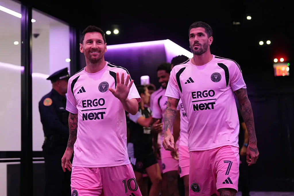 Lionel Messi y su socio Rodrigo De Paul, entre los mejores pagados de la MLS (Photo by Rich Storry/Getty Images).
