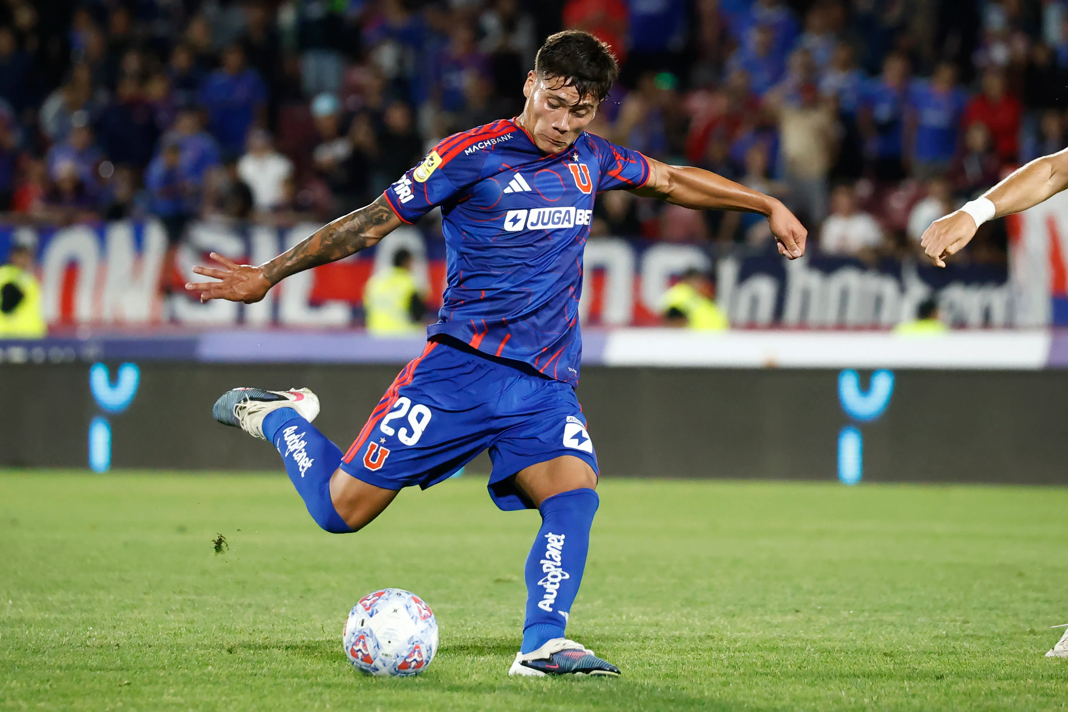 Lucas Barrera seduce en el extranjero por su nivel en Universidad de Chile. (Imagen: Photosport)