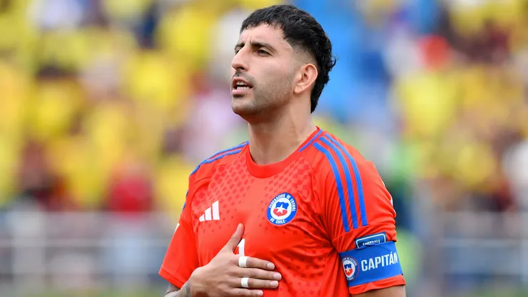Guillermo Maripán se rindió ante dos futbolistas chilenos.