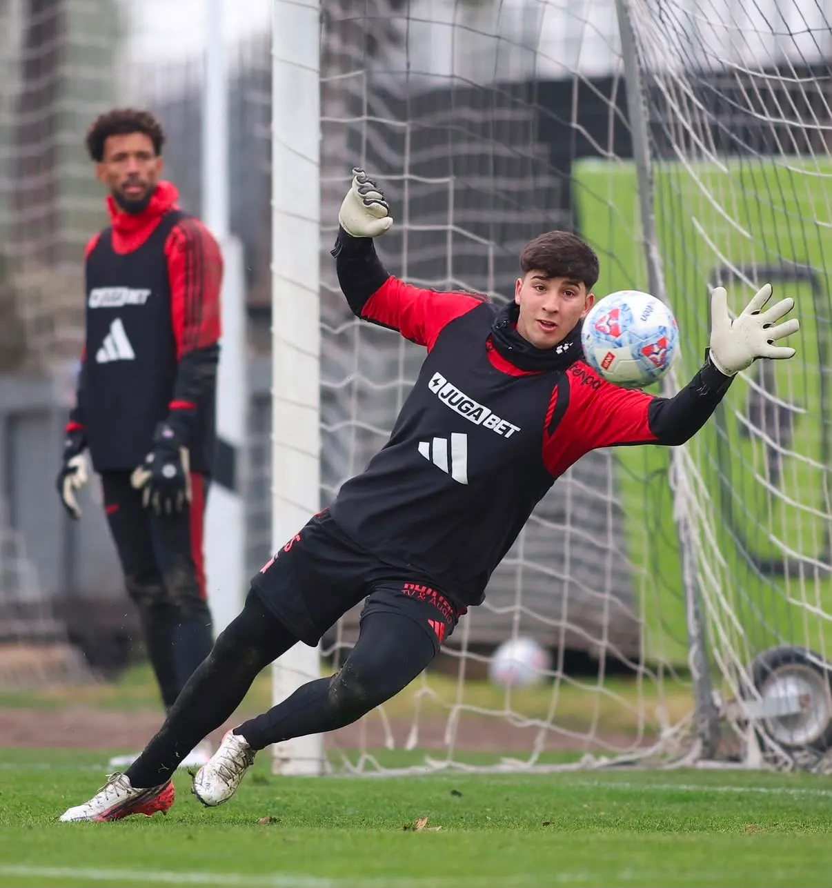 Gabriel Maurerira se sigue sosteniendo en el arco de Colo Colo. (Foto: @colocolooficial)