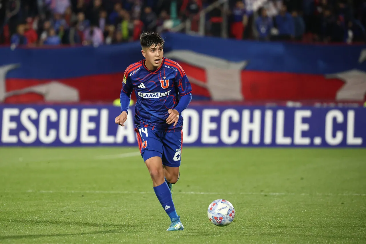Gabriel Castellón, Marcelo Morales (en la imagen) y Javier Altamirano a una amarilla de perderse el Superclásico (Photosport).