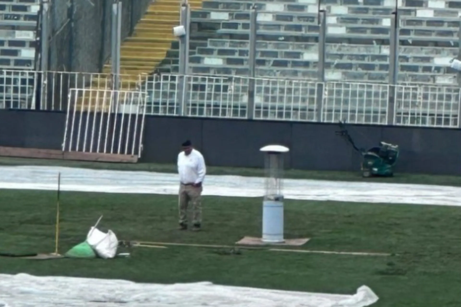 La estufa en plena cancha del Estadio Monumental. (Foto: Sabes.cl)