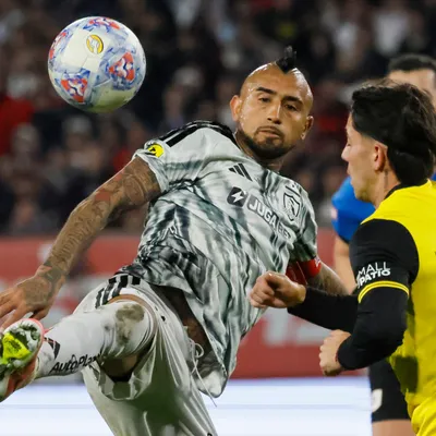 Arturo Vidal dispara contra la cancha del Estadio Monumental